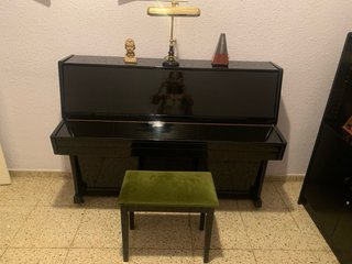 Piano Vertical Negro con Banqueta