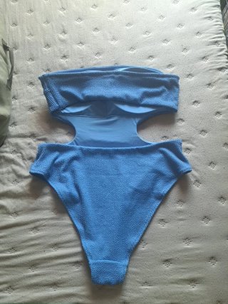 Bañador azul con cortes