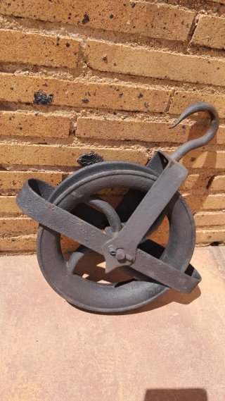 Polea antigua de pozo hierro forjado