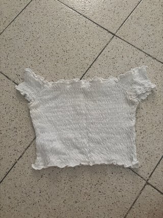 Top blanco fruncido hombros descubiertos