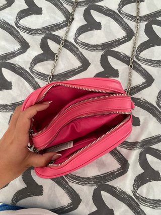 Bolso rosa acolchado con cadena plateada
