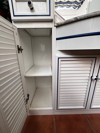 Mueble de baño blanco y azul