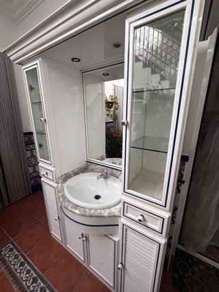 Mueble de baño blanco y azul