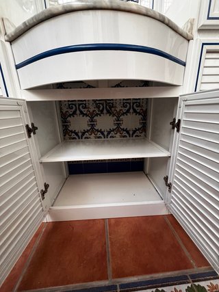 Mueble de baño blanco y azul