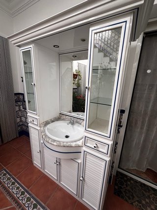 Mueble de baño blanco y azul