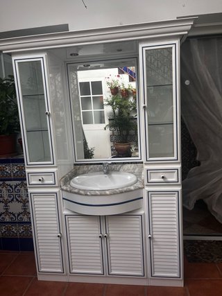Mueble de baño blanco y azul