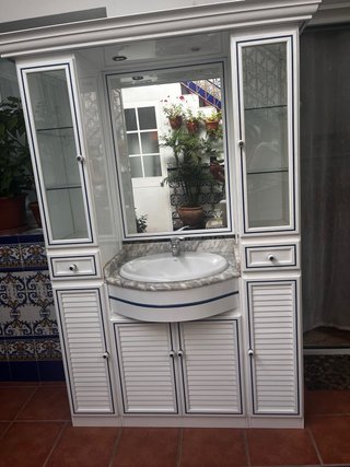 Mueble de baño blanco y azul