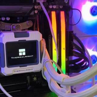 TORRE GAMING RYZEN 7 9800X3D 32GB RAM 2TB SSD RTX 3060