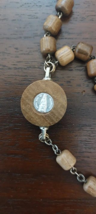 Rosario de madera con cruz y medalla