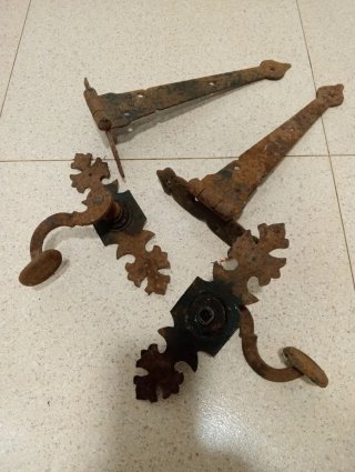 Manillas y Bisagras Rústicas Oxidadas