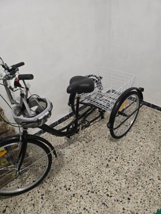 Triciclo para adultos con cesta.