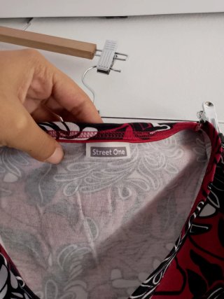 Blusa estampada flores roja y negra