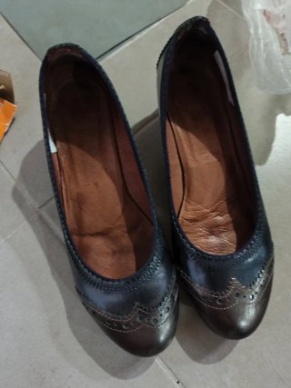 Zapatos de tacón cómodo negros y dorados