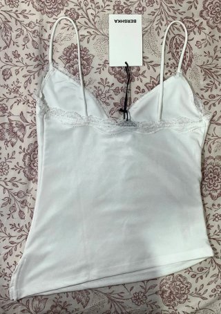 Camiseta Bershka tirantes encaje blanca Talla S