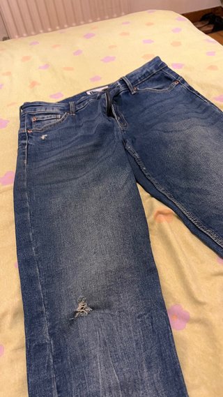Vaqueros pitillo desgastados con rotos