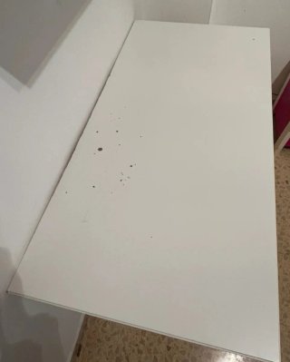 Escritorio blanco de madera con cajones