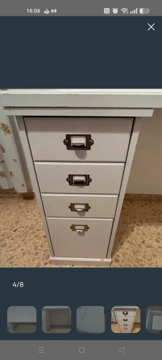 Escritorio blanco de madera con cajones