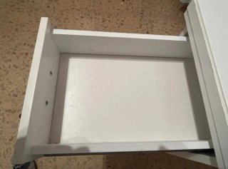 Escritorio blanco de madera con cajones