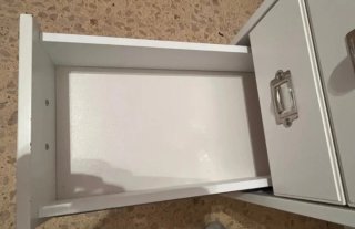 Escritorio blanco de madera con cajones