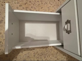 Escritorio blanco de madera con cajones