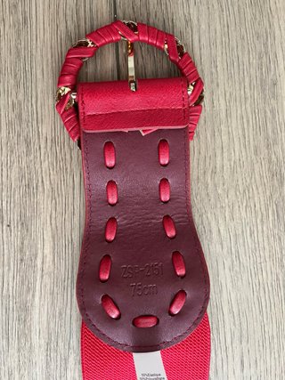 Cinturón elástico rojo con hebilla