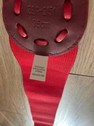 Cinturón elástico rojo con hebilla