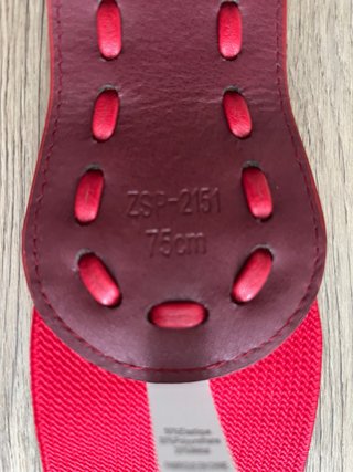 Cinturón elástico rojo con hebilla