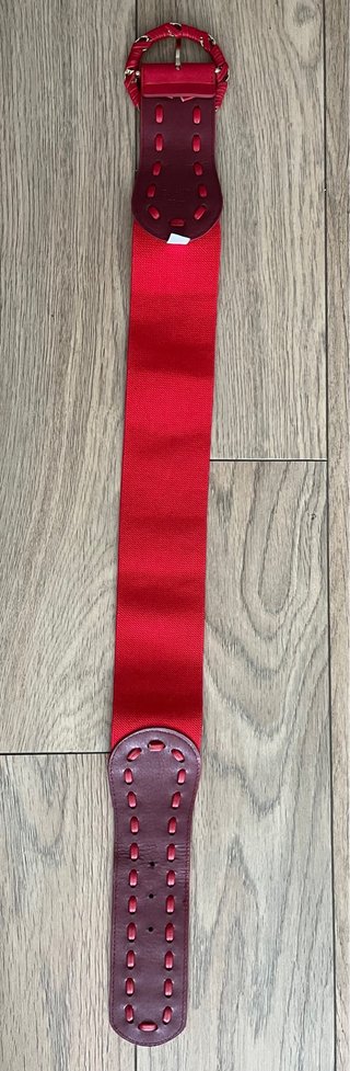 Cinturón elástico rojo con hebilla