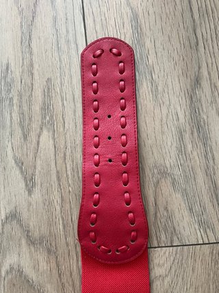 Cinturón elástico rojo con hebilla