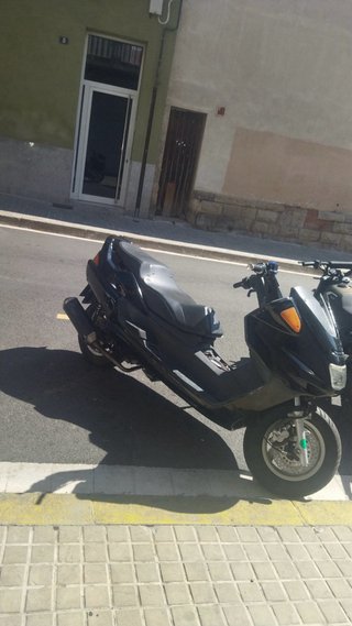 Moto 125cc tipo Yamaha Majesty Negra