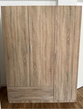 Base de cama blanca con colchón