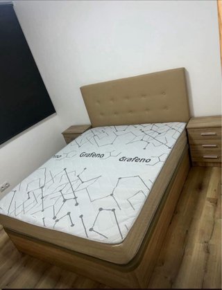 Base de cama blanca con colchón