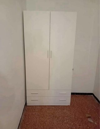 Base de cama blanca con colchón