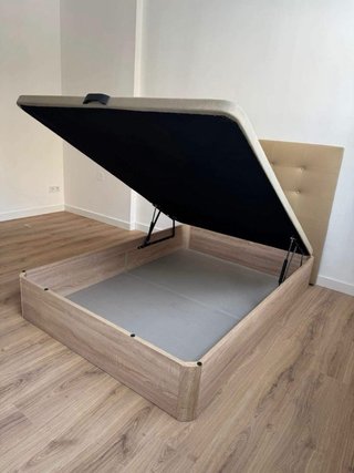 Base de cama blanca con colchón