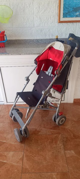 Silla de paseo Maclaren roja y gris