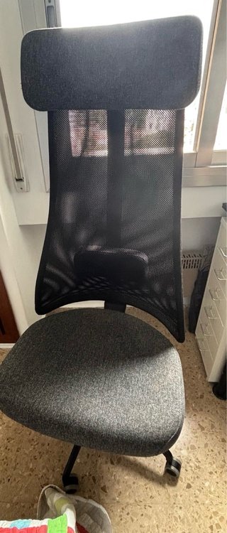 Silla para escritorio color gris en buen estado