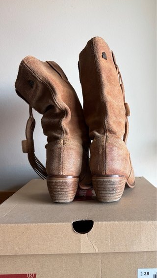 Botines de ante marrón con tacón