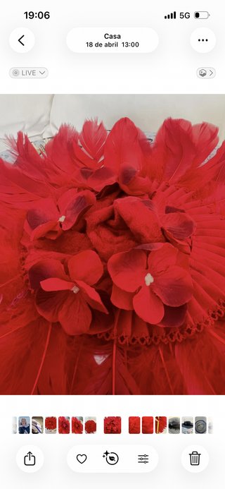 Tocado de plumas rojo boda invitada con flores 34c