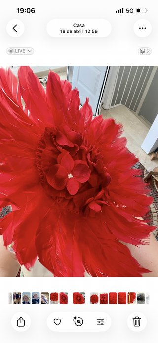 Tocado de plumas rojo boda invitada con flores 34c