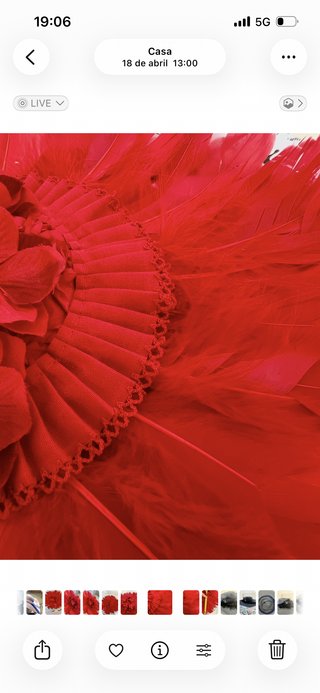 Tocado de plumas rojo boda invitada con flores 34c