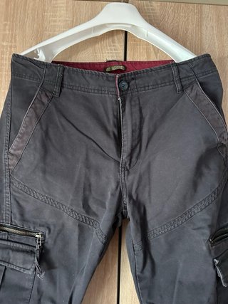 Pantalón cargo gris con bolsillos talla 40
