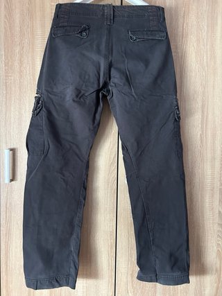 Pantalón cargo gris con bolsillos talla 40