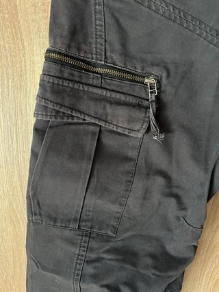 Pantalón cargo gris con bolsillos talla 40
