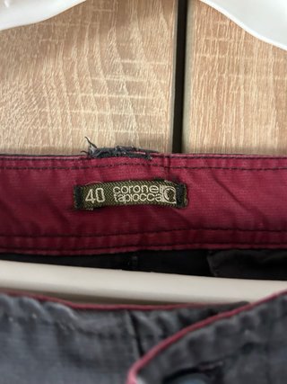 Pantalón cargo gris con bolsillos talla 40