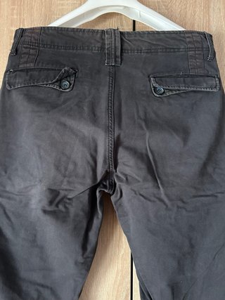 Pantalón cargo gris con bolsillos talla 40