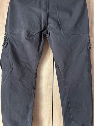 Pantalón cargo gris con bolsillos talla 40