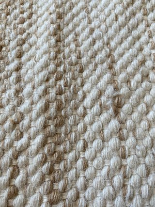 Alfombra de yute beige y marrón