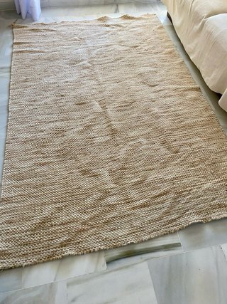 Alfombra de yute beige y marrón