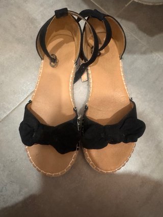 Sandalias negras con lazo