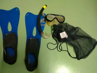 Equipo de snorkel azul y negro
